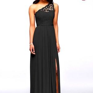 LONG ONE SHOULDER LACE BRIDESMAID DRESS
DAVIDS BRIDAL F17063